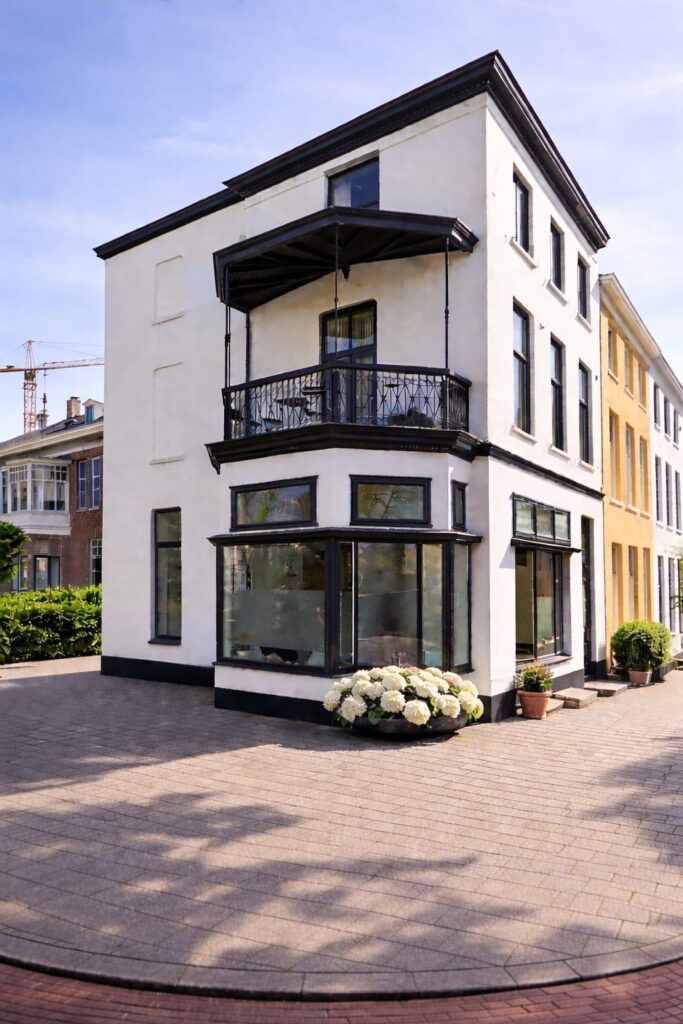 Glorie Huis, Het Spoor